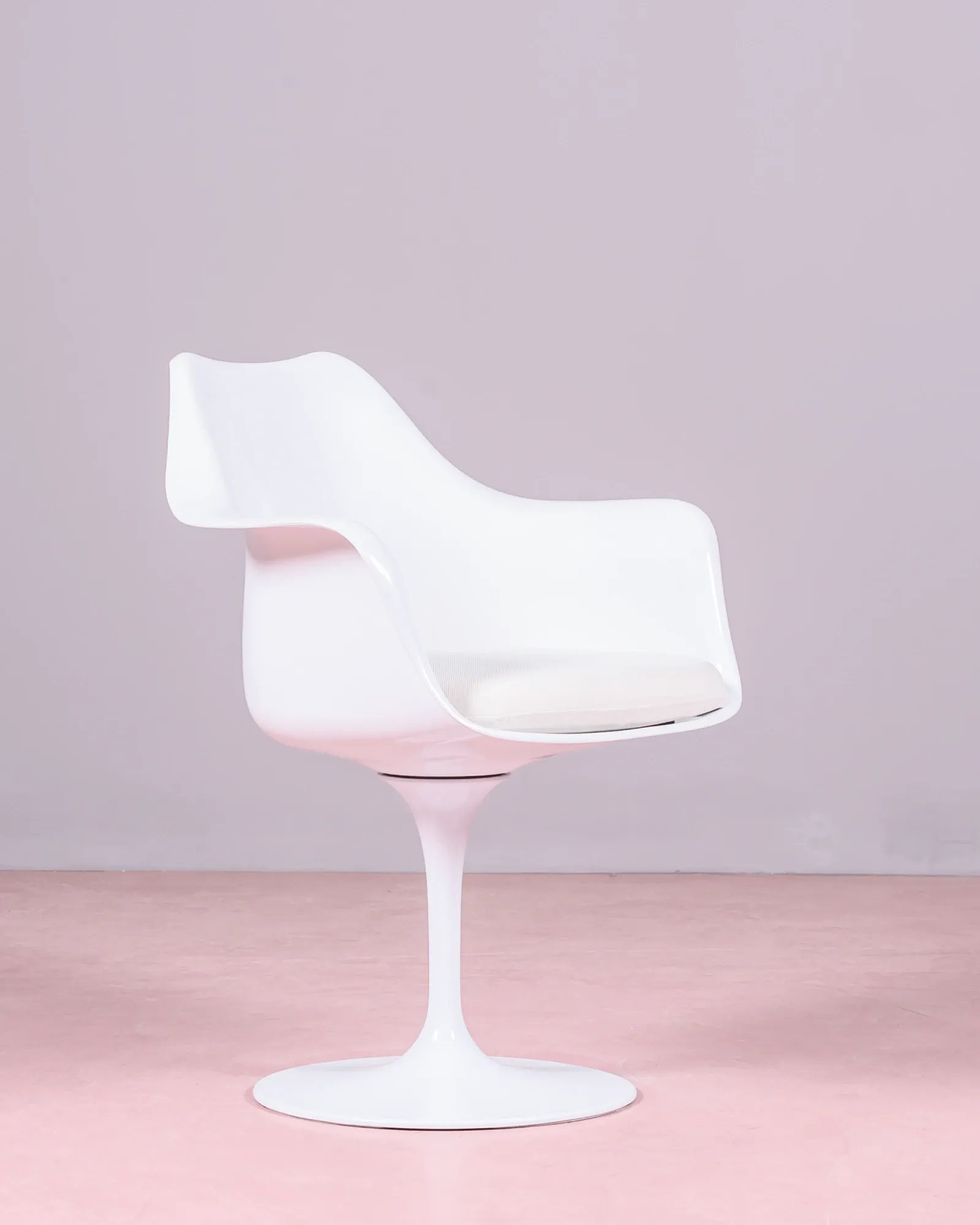 Tulip Arms chair with arms for dining room | 5 year warranty with Nest Dream