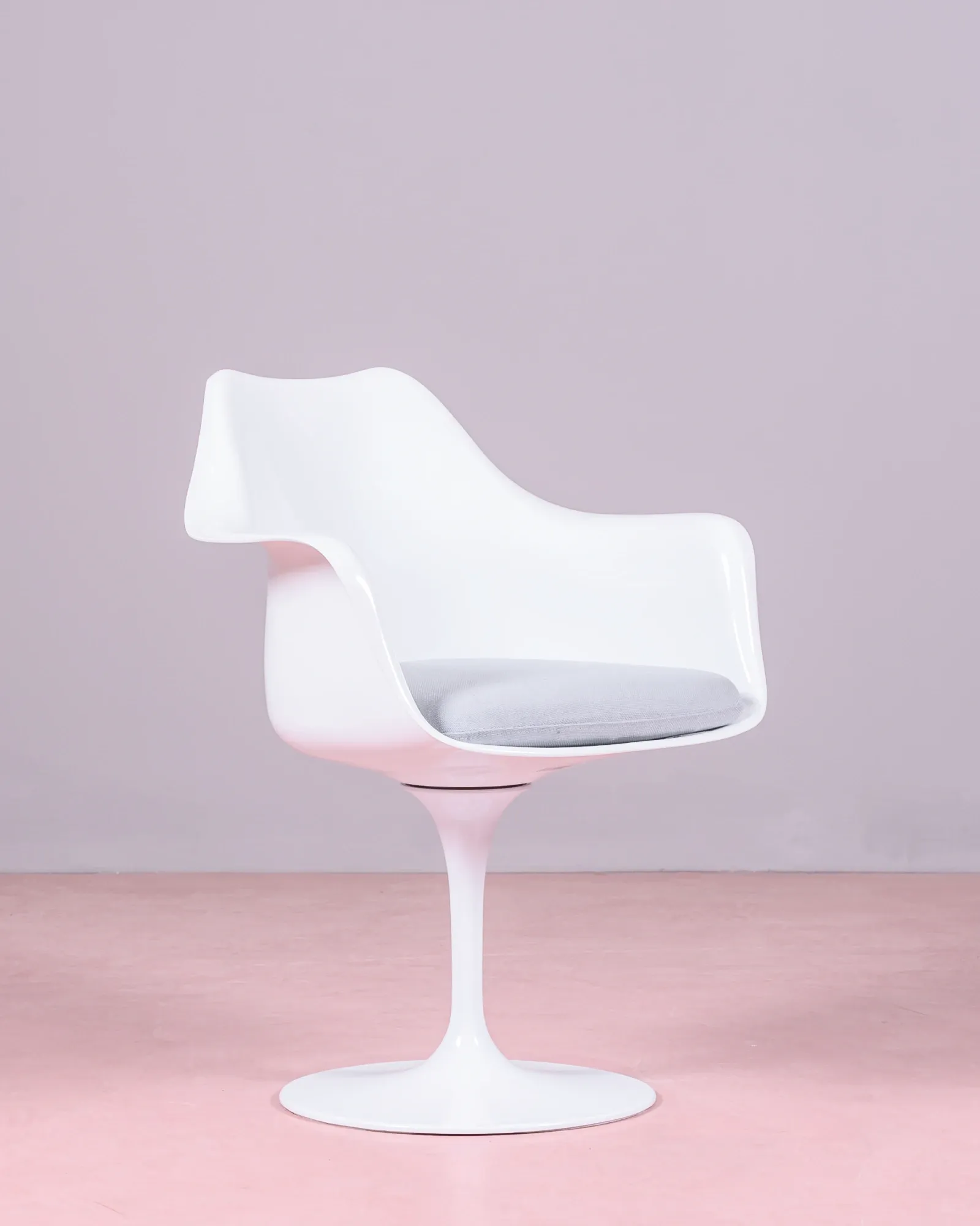 Tulip Arms chair with arms for dining room | 5 year warranty with Nest Dream