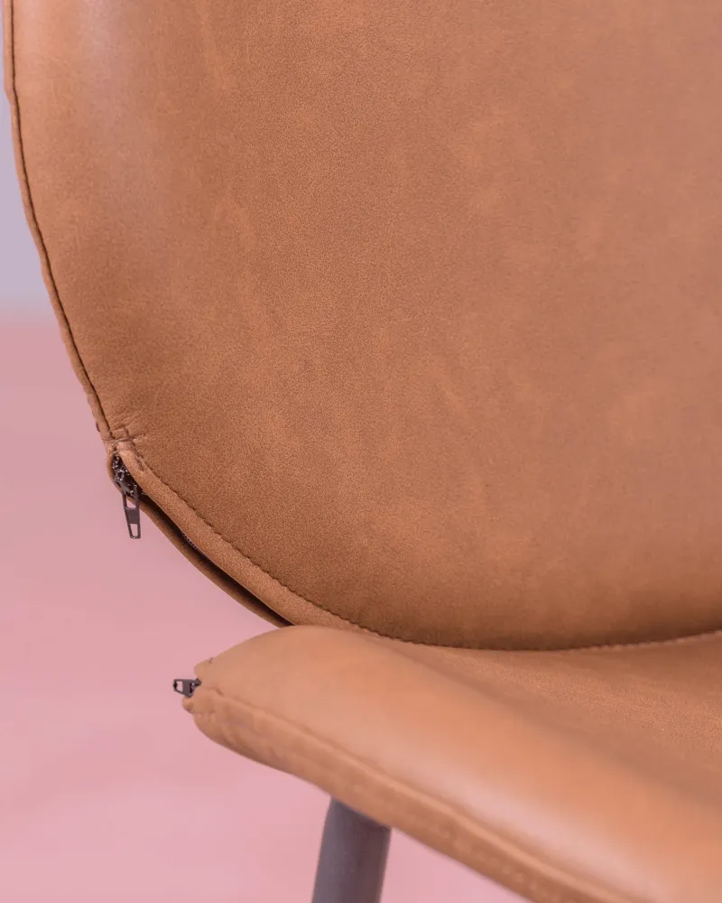 Retro-Stuhl mit gealtertem Kunstlederbezug | Vintage-Stühle | Nest Dream