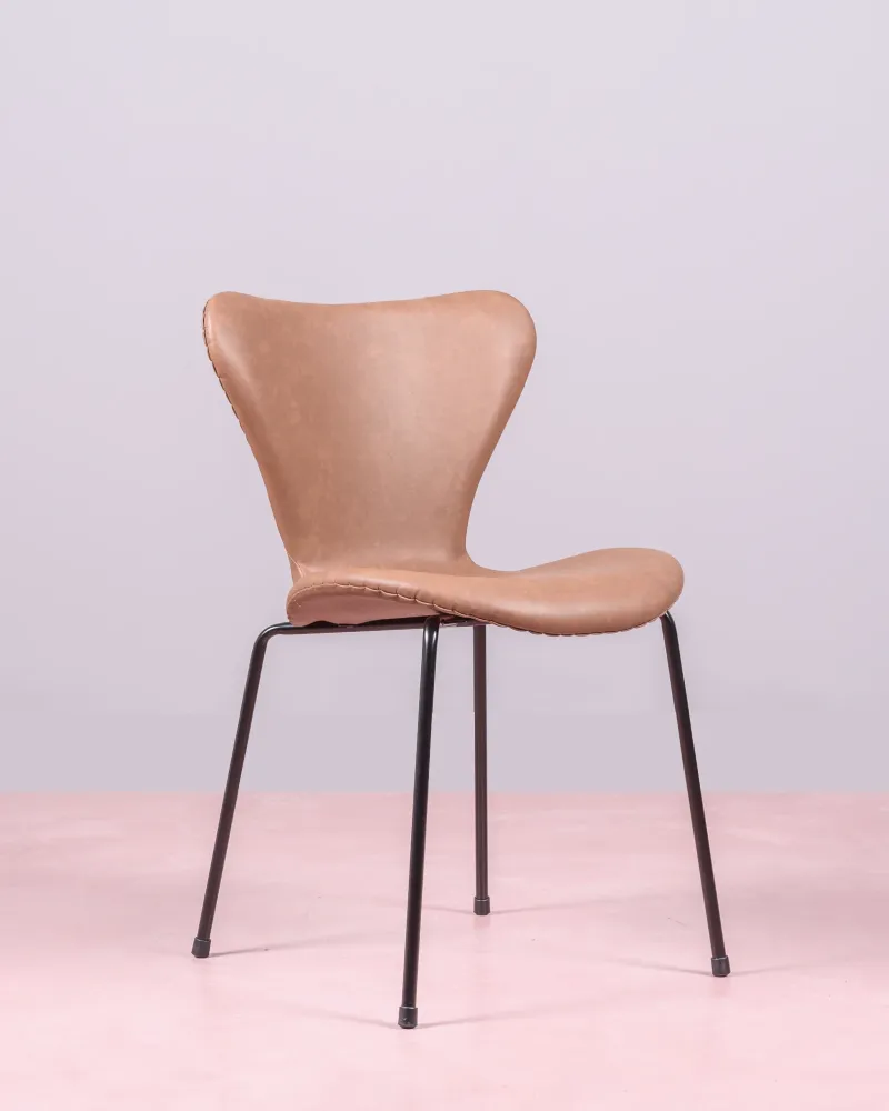 Vintage Seven chair upholstered in leatherette. Discover its retro elegance!