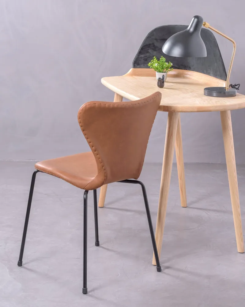 Vintage Seven chair upholstered in leatherette. Discover its retro elegance!