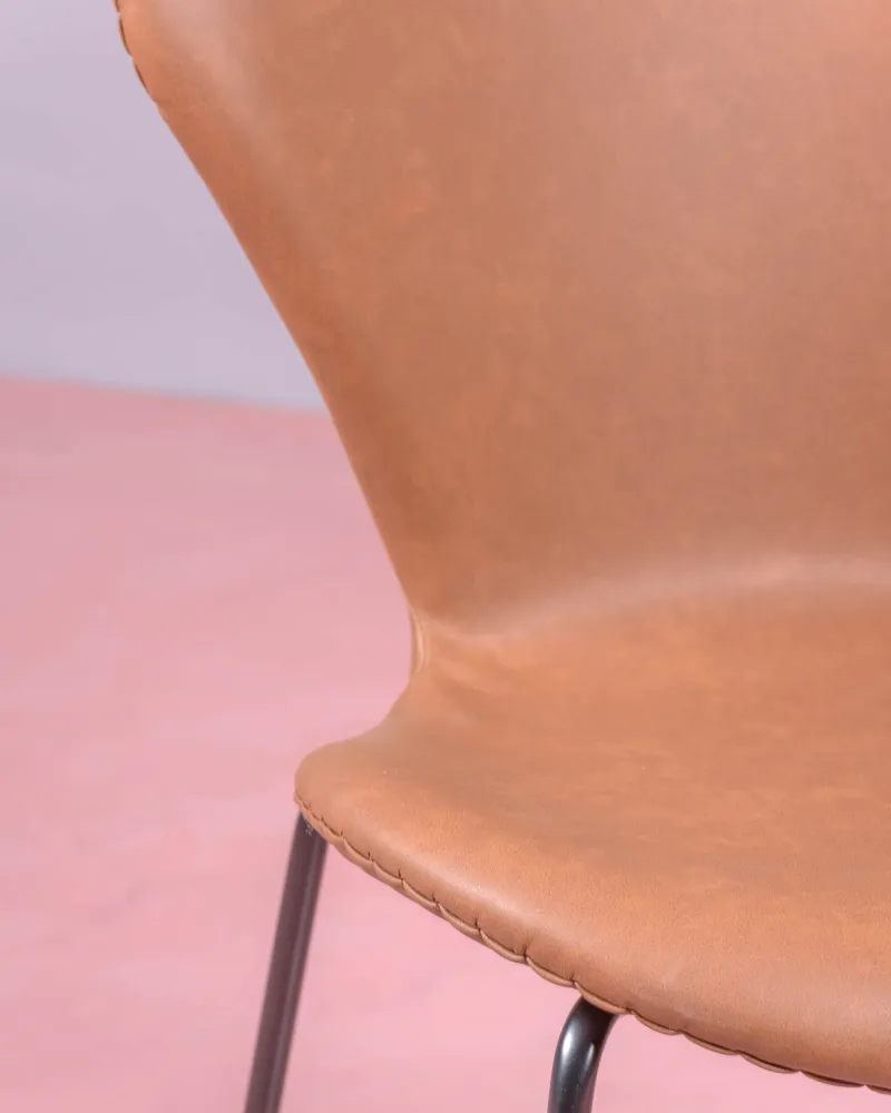 Vintage Seven chair upholstered in leatherette. Discover its retro elegance!