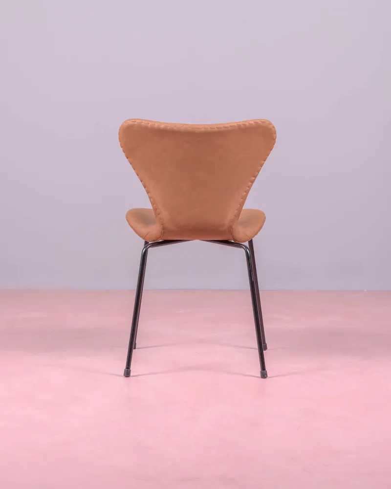 Vintage Seven chair upholstered in leatherette. Discover its retro elegance!