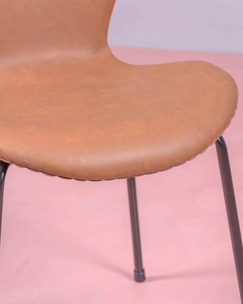 Vintage Seven chair upholstered in leatherette. Discover its retro elegance!