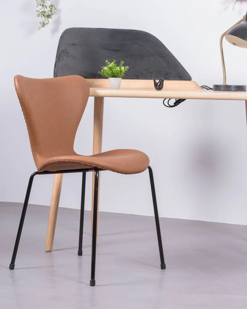 Vintage Seven chair upholstered in leatherette. Discover its retro elegance!