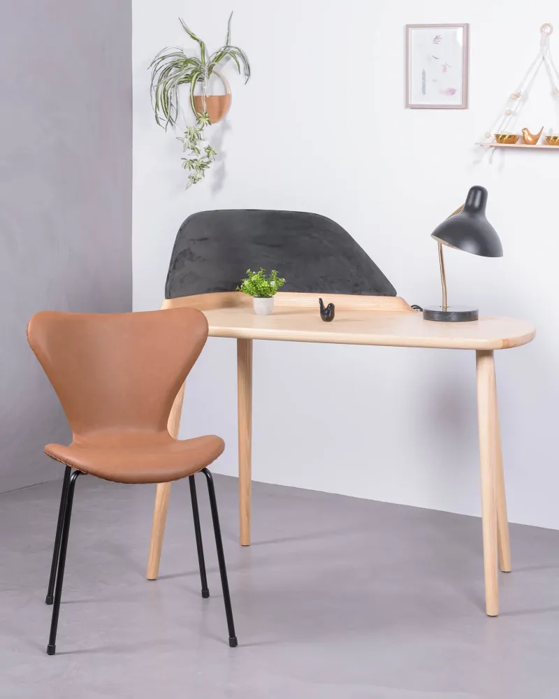 Vintage Seven chair upholstered in leatherette. Discover its retro elegance!