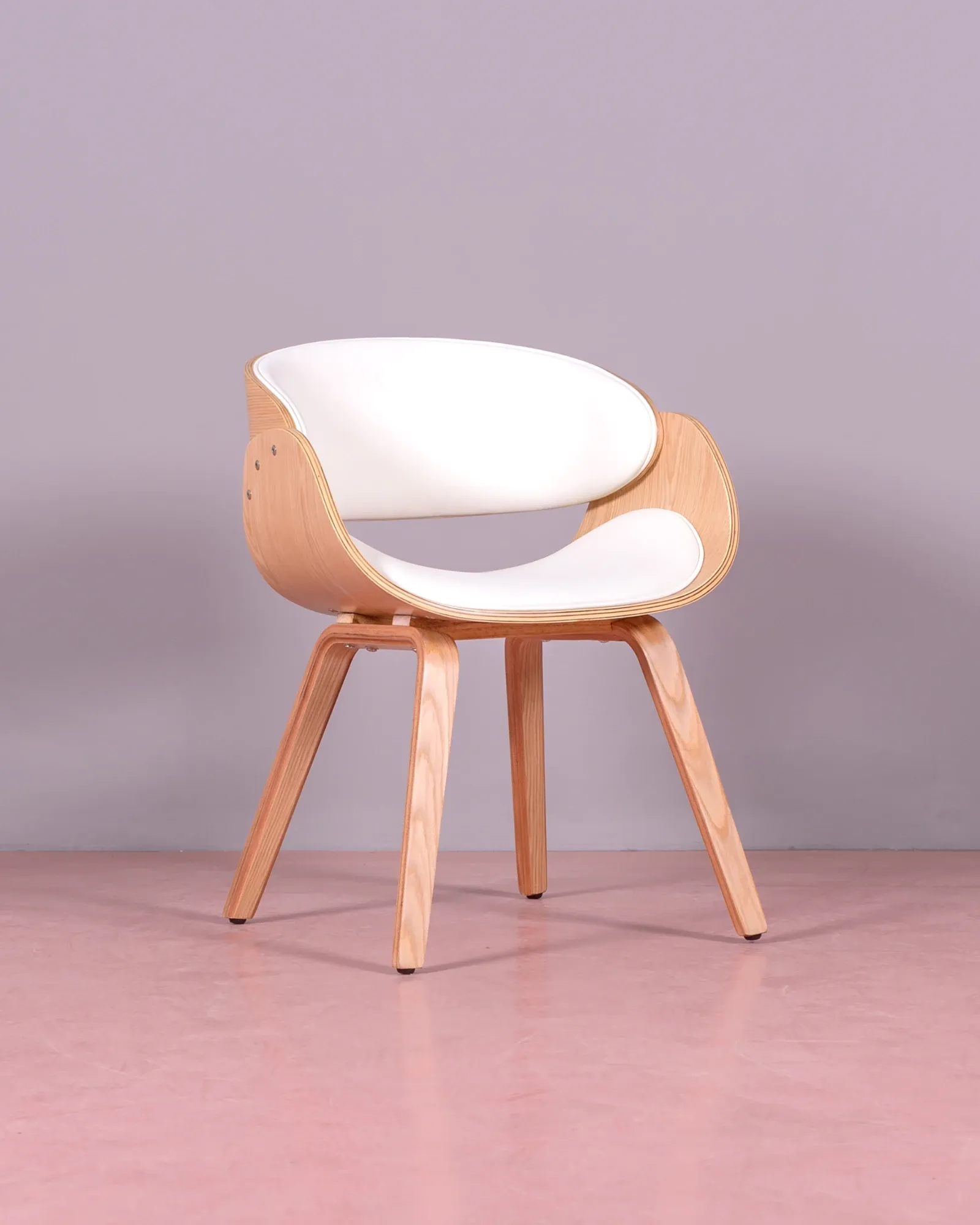 Chaise scandinave en bois clair d'érable avec coussin en similicuir
