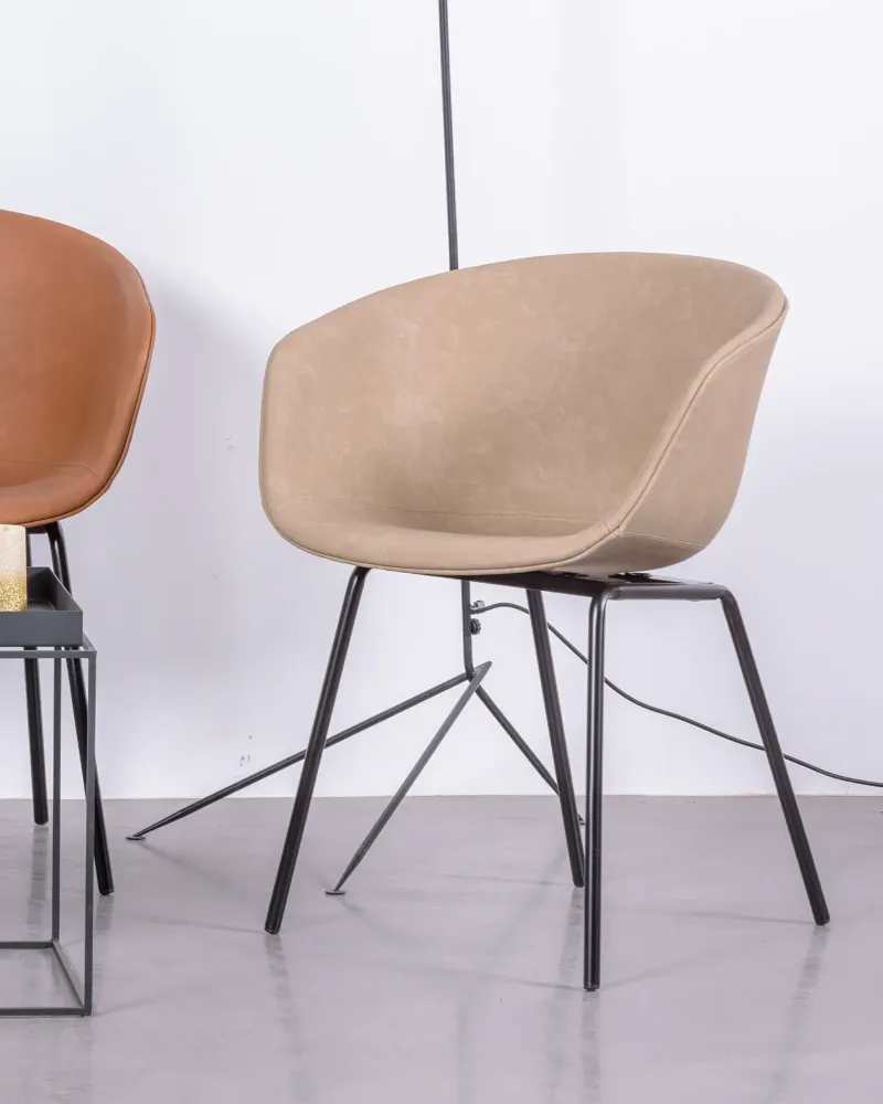 Sedia vintage con braccioli rivestita in similpelle cerata - Denver