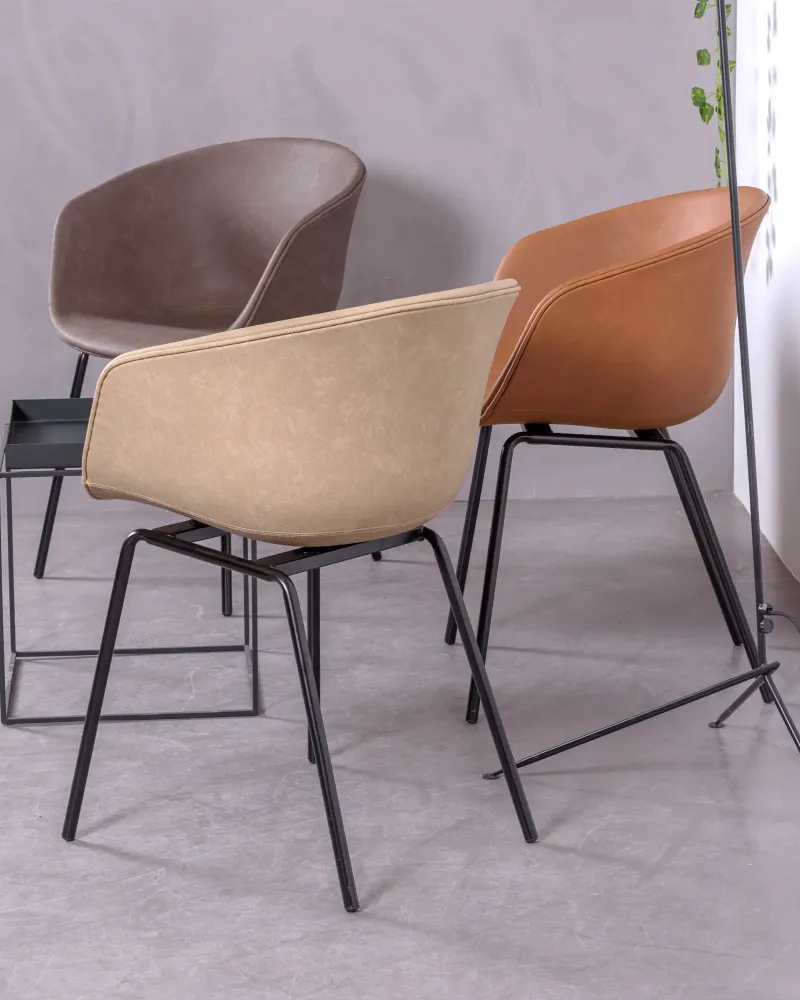 Sedia vintage con braccioli rivestita in similpelle cerata - Denver