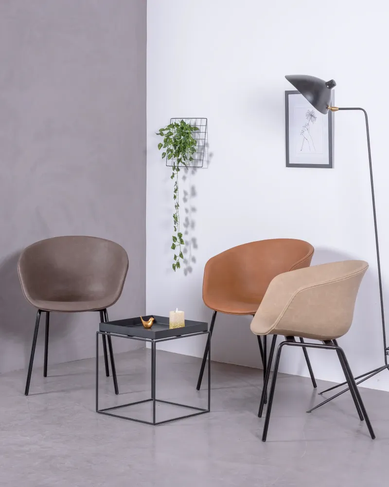 Sedia vintage con braccioli rivestita in similpelle cerata - Denver
