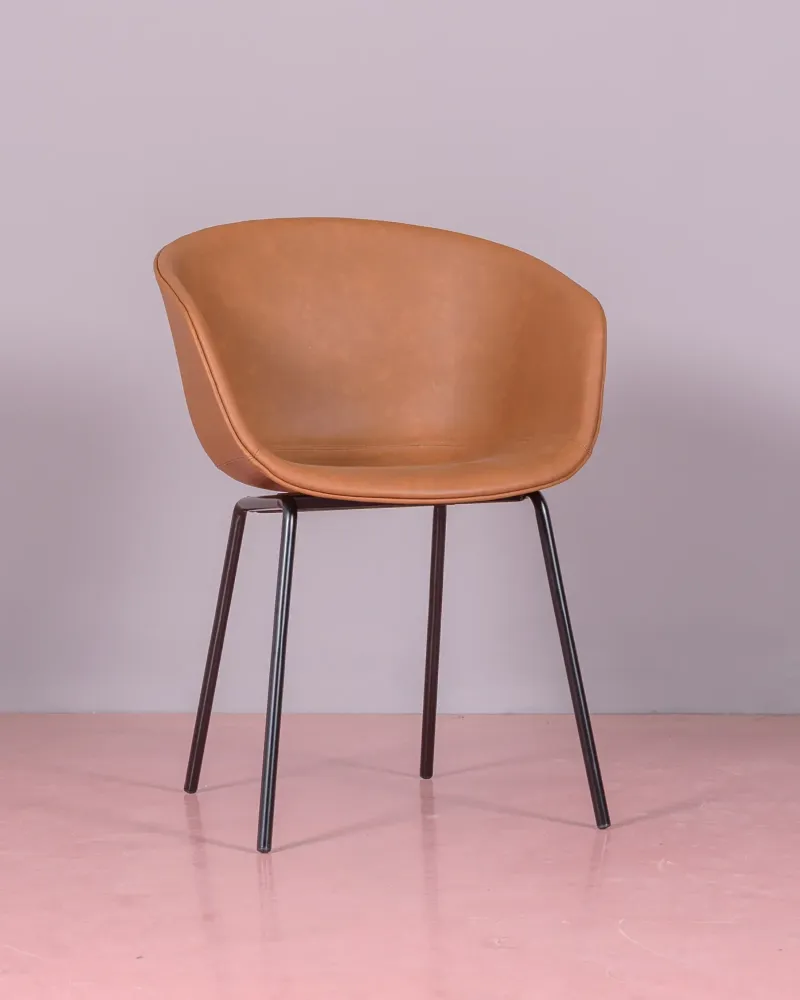 Sedia vintage con braccioli rivestita in similpelle cerata - Denver
