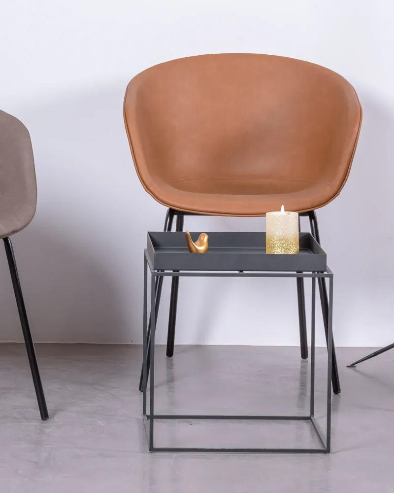 Sedia vintage con braccioli rivestita in similpelle cerata - Denver