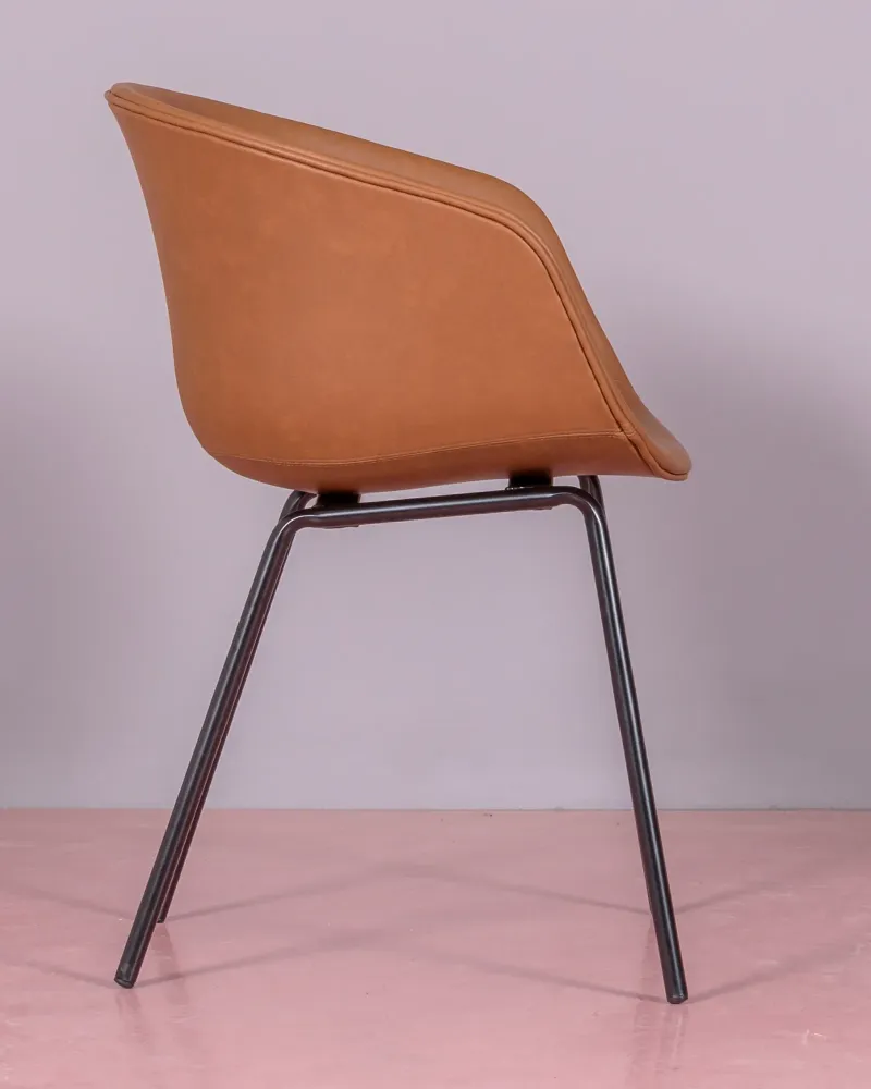Sedia vintage con braccioli rivestita in similpelle cerata - Denver