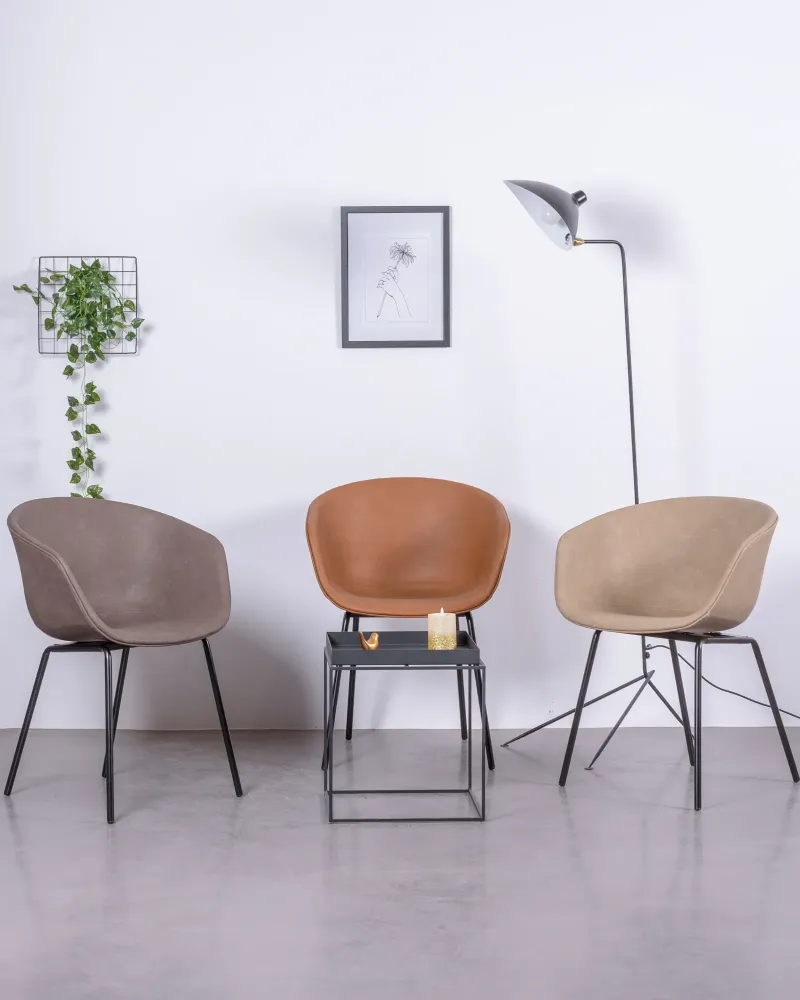Sedia vintage con braccioli rivestita in similpelle cerata - Denver