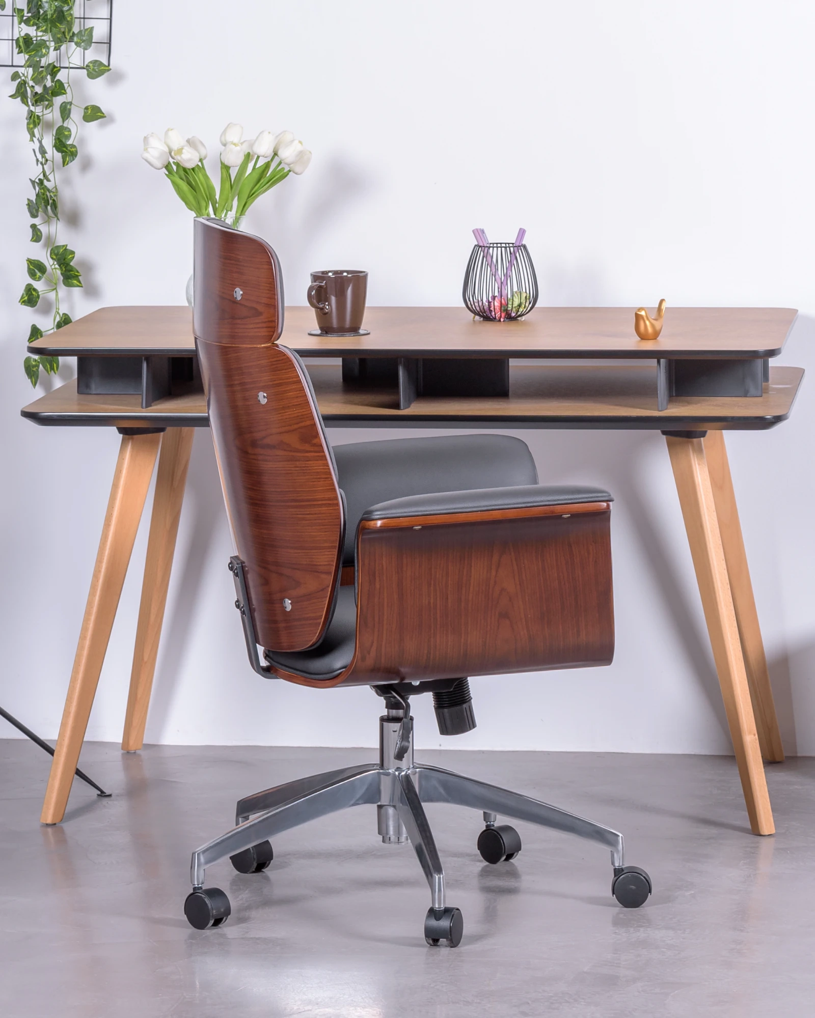 Sedia da ufficio con legno di noce e rivestita in pelle italiana Nordic